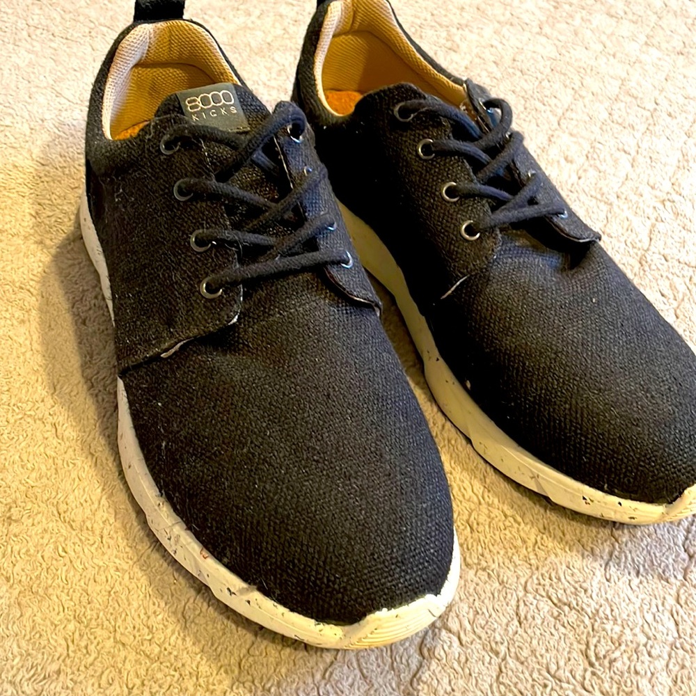 8000 Kicks brand sneakers made of sustainable hemp and cork